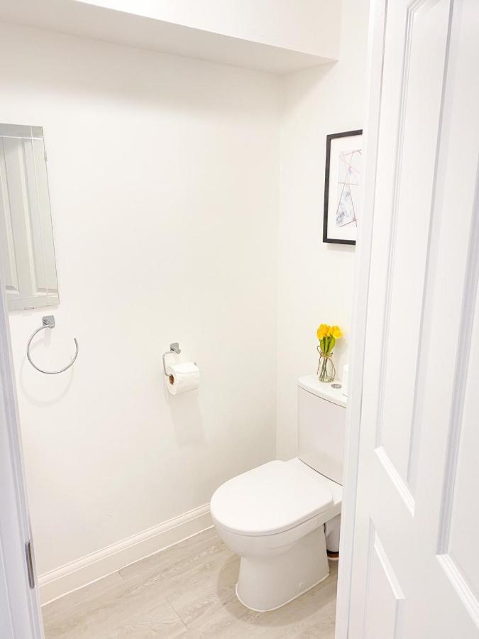 Tudors Esuites 3 Bed House Garden & Netflix เบอร์มิงแฮม ภายนอก รูปภาพ