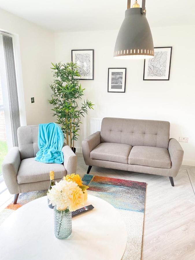 Tudors Esuites 3 Bed House Garden & Netflix เบอร์มิงแฮม ภายนอก รูปภาพ