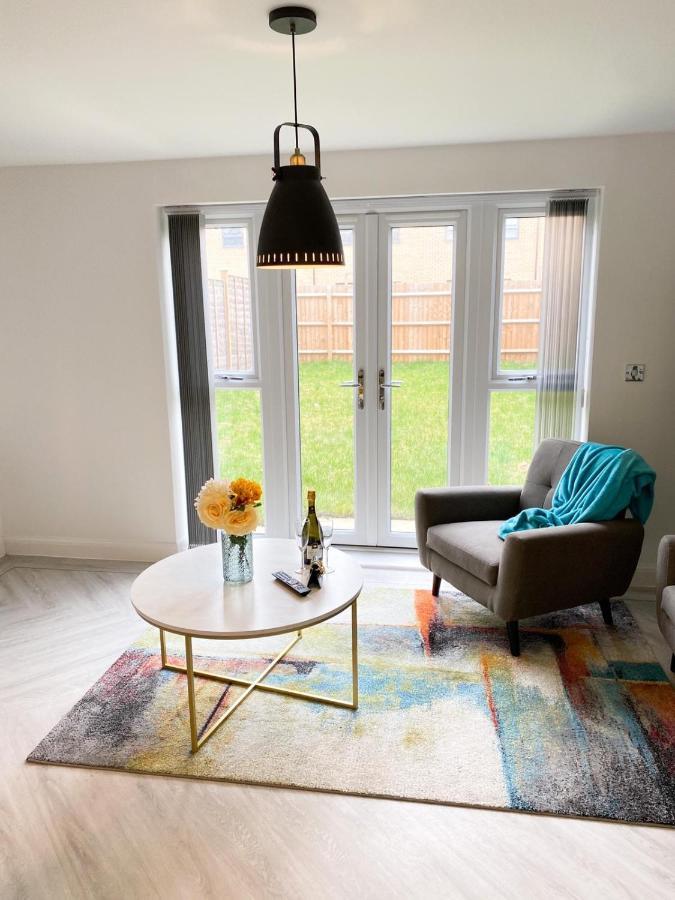 Tudors Esuites 3 Bed House Garden & Netflix เบอร์มิงแฮม ภายนอก รูปภาพ
