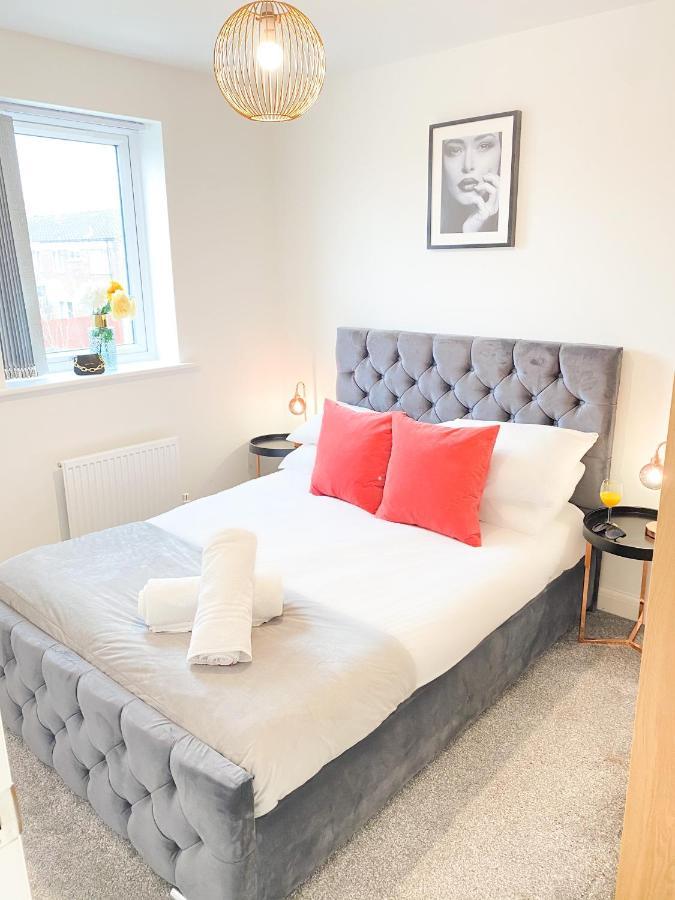 Tudors Esuites 3 Bed House Garden & Netflix เบอร์มิงแฮม ภายนอก รูปภาพ