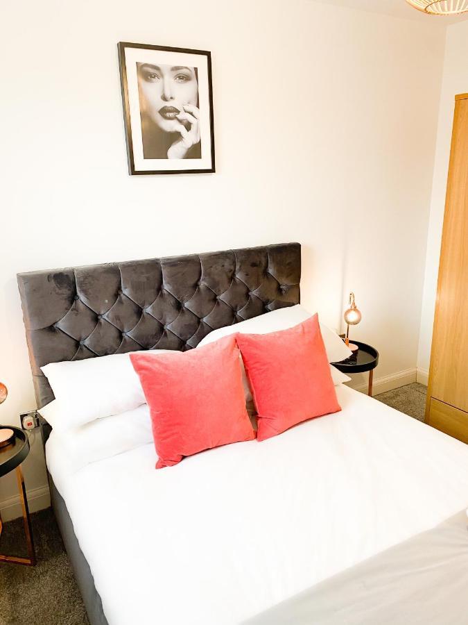 Tudors Esuites 3 Bed House Garden & Netflix เบอร์มิงแฮม ภายนอก รูปภาพ