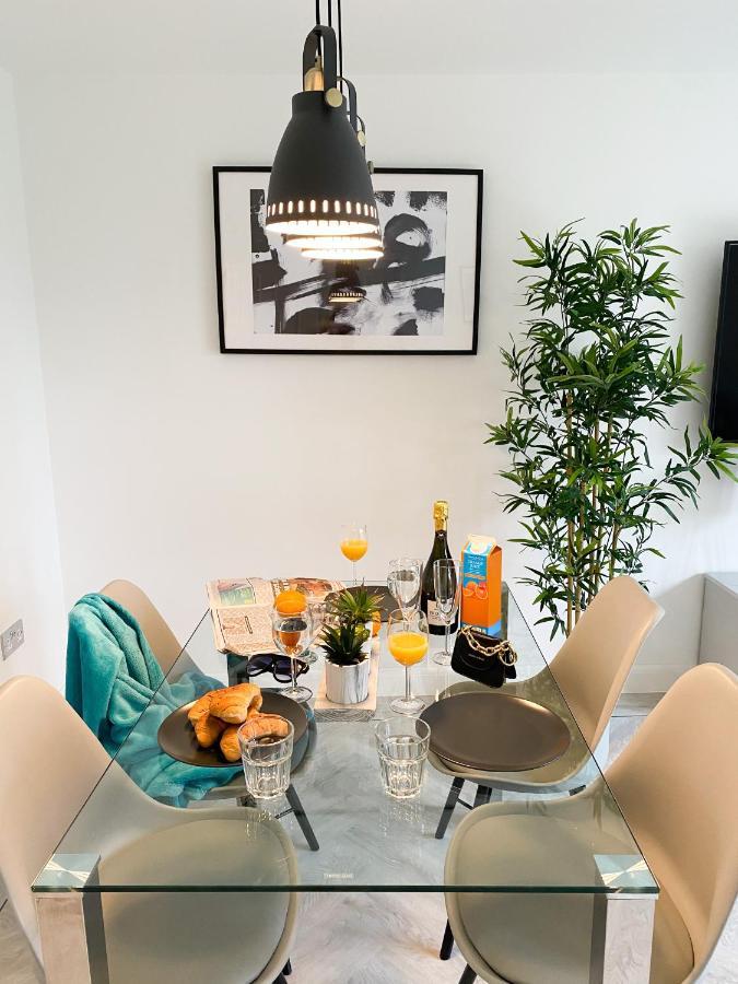 Tudors Esuites 3 Bed House Garden & Netflix เบอร์มิงแฮม ภายนอก รูปภาพ