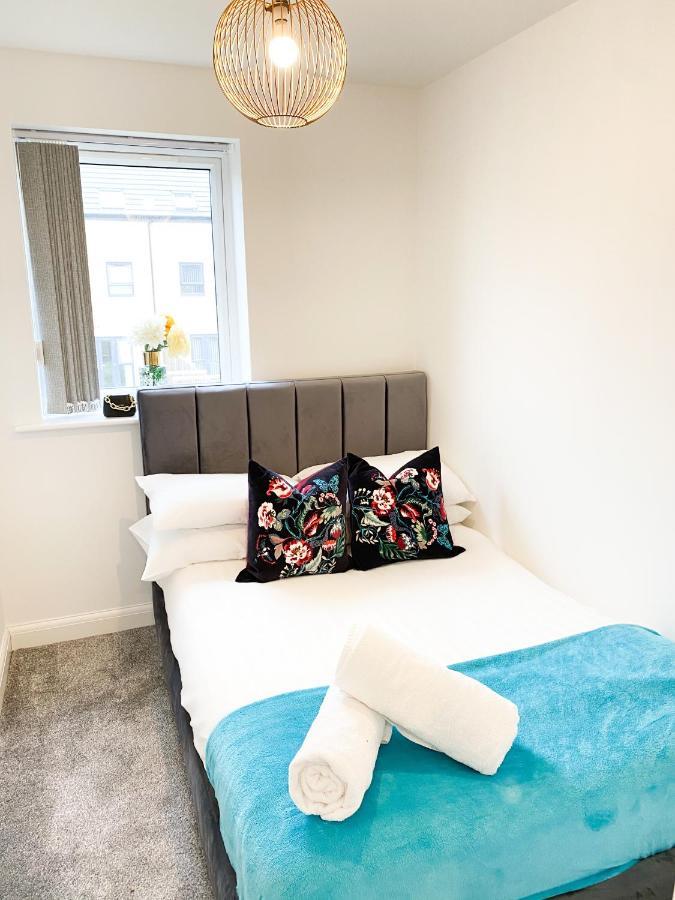 Tudors Esuites 3 Bed House Garden & Netflix เบอร์มิงแฮม ภายนอก รูปภาพ